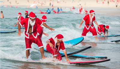 Bondi Beach ボンダイビーチ 名物？サンタの軍団がホリデイシーズンをお届け